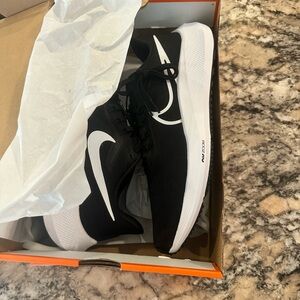 Nike Air Zoom Pegasus 39 Mens size 10 . Black White Tennis Shoes Brand New NWT